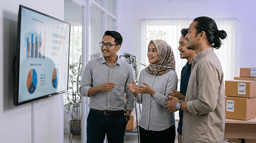 Tim bisnis berkolaborasi di kantor